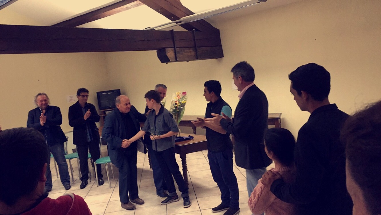 Guy Parès, Maire de leur ville de Pia, récompense Arthur et Ruben